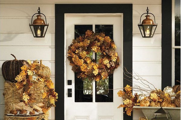 Hermosas puertas decoradas en otoño