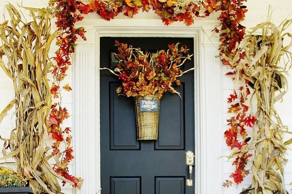 Hermosas puertas decoradas en otoño